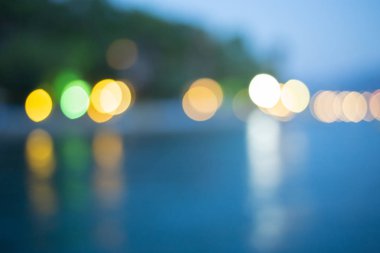 Gece bulanık ışıklar.