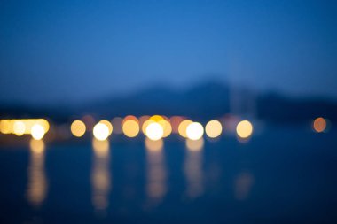 Gece bulanık ışıklar.