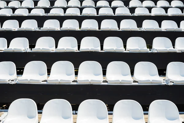 Witte plastic stoelen stadium. — Stockfoto