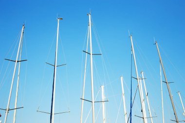 Birçok yat gemi direkleri.