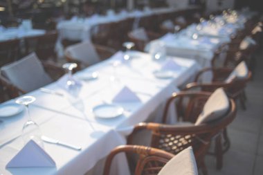 Restoran tabloda ayarı.