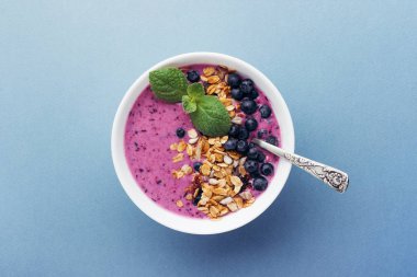 Granola ile güler yüzlü kase.