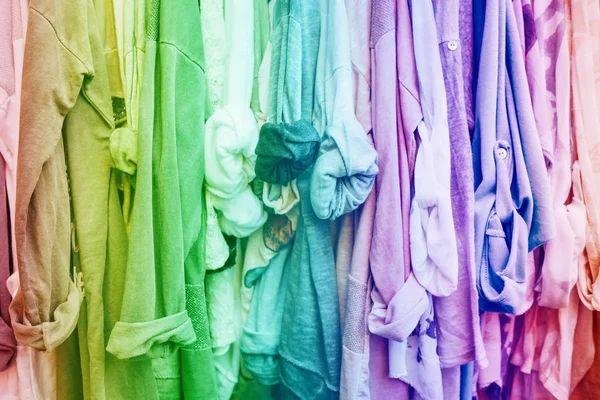 Regenboog achtergrond met kleding. — Stockfoto