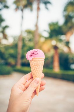 Dondurma tutan kadınlar..