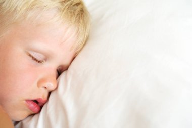 Blondy küçük çocuk uyku.