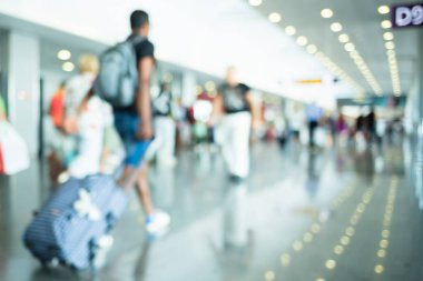 Havaalanında bulanık insanlar.