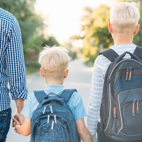 Padre e due figli che vanno a scuola . — Foto Stock