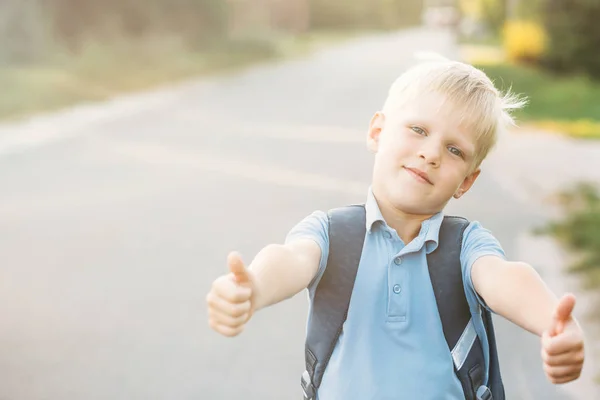 Allegro ragazzo dà un pollice-up . — Foto Stock