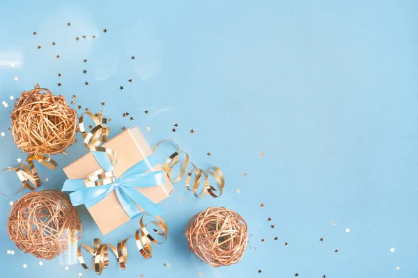 Caixa de presente de Natal com decorações douradas . — Fotografia de Stock