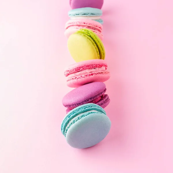 La fila vertical de macarons coloridos . — Foto de Stock