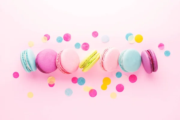 Konfeti ile renkli tatlı macarons.
