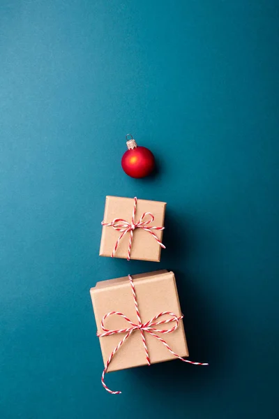 Gift boxes with candy cane Christmas rope. — Stock Photo, Image