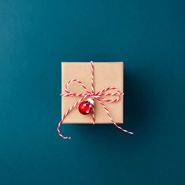 Boxe Δώρο Τυλιγμένο Χαρτί Kraft Δεμένα Από Ζαχαροκάλαμο Καραμέλα Χριστουγέννων — Φωτογραφία Αρχείου