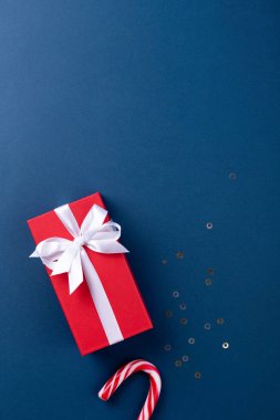Noel hediye kutu kırmızı hediye kağıt sarılı.