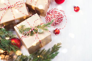 Evergreenes ve kırmızı Noel topları ile Noel Hediyelik kutular toplama.