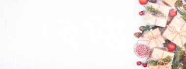 Evergreenes ve kırmızı Noel topları ile Noel Hediyelik kutular toplama.