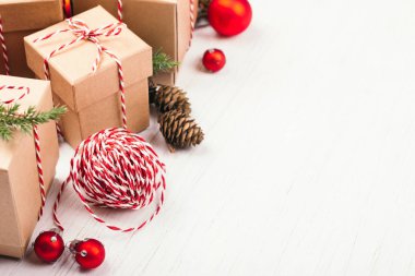 Evergreenes ve kırmızı Noel topları ile Noel Hediyelik kutular toplama.