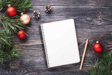 Mockup Kağıt defter ve Noel süsleri.
