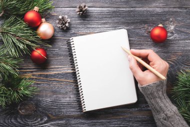 Mockup Kağıt defter ve Noel süsleri.