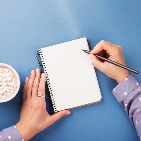 Femmes écriture à la main dans un cahier . — Photo