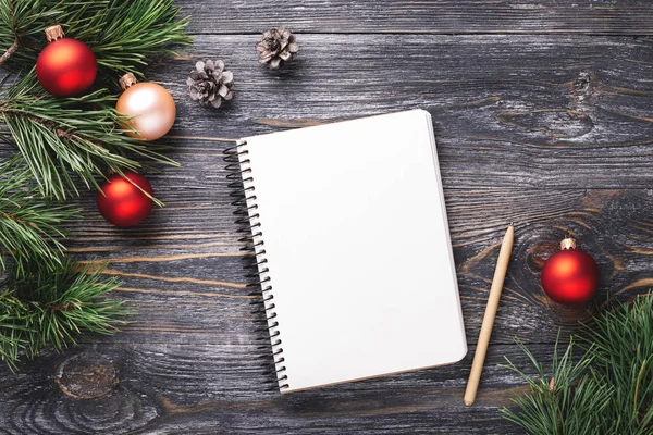 Mockup Kağıt defter ve Noel süsleri.