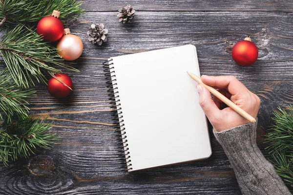 Mockup Kağıt defter ve Noel süsleri.