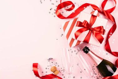 Pembe arka planda Noel hediyesi.