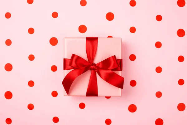 Dárková krabička s červenou mašlí. — Stock fotografie