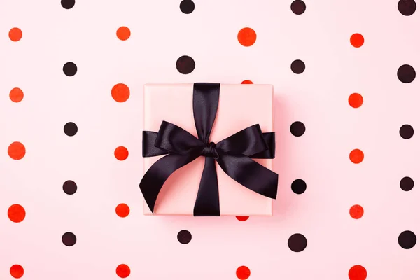 Caja de regalo rosa con lazo negro . —  Fotos de Stock