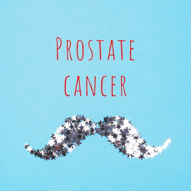 Gümüş konfeti mavi zemin üzerine yapılan bıyık.