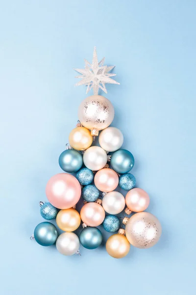 Árbol Navidad Hecho Bolas Navidad Sobre Fondo Azul Concepto Año — Foto de Stock