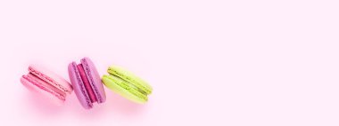 Üç renkli tatlı macarons.