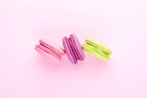 Três macarons doces coloridos . — Fotografia de Stock