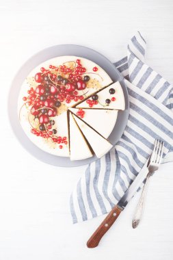 çilek ile ev yapımı cheesecake.