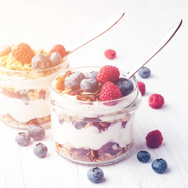 Granola, çilek ve yoğurt kavanozlara parfe.