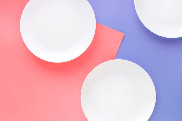 Tres placas blancas sobre fondo de color . — Foto de Stock