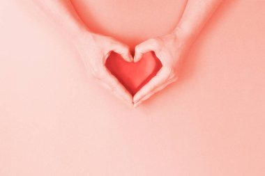 Eller yaşayan mercan renkli kalp şeklinde.