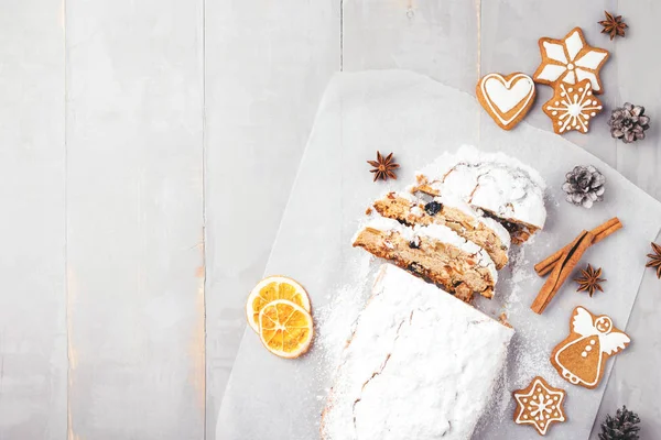 Geleneksel Noel stollen gingerbread, tarçın, Anason yıldız ve gri ahşap masa üzerinde turuncu patates ile. Kopya alanı ile üstten görünüm.