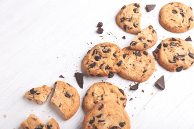 Beyaz ahşap zemin üzerinde çikolata parçaları ile Amerikan tanımlama. Görüş açısı.