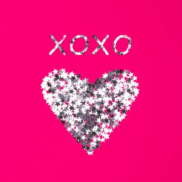 Serce Srebra Konfetti Różowym Tle Walentynki Życzeniami Napisem Xoxo — Zdjęcie stockowe