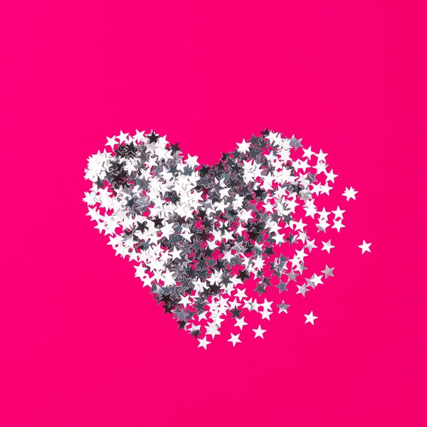 Разбитое Сердце Серебряных Конфетти Розовом Фоне Открытки День Святого Валентина — стоковое фото