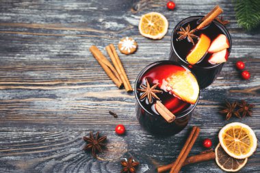 Noel rustik masada şarap mulled. Geleneksel içki kış tatil.