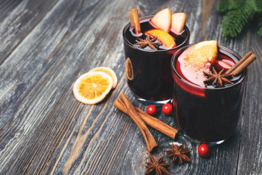 Noel rustik masada şarap mulled. Geleneksel içki kış tatil.