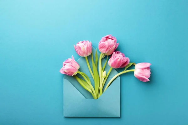 Tulipes roses dans l'enveloppe . — Photo
