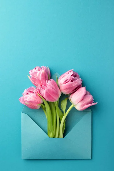 Tulipes roses dans l'enveloppe . — Photo