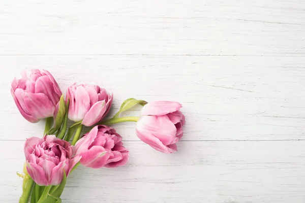 Tulipanes rosados sobre fondo de madera blanco . —  Fotos de Stock