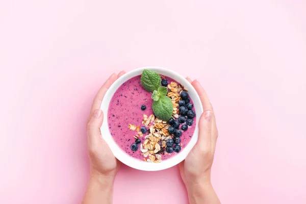 Hands holding smoothie bowl. — Stock Photo, Image
