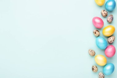 Paskalya yumurtaları turkuaz arka plan üzerinde.