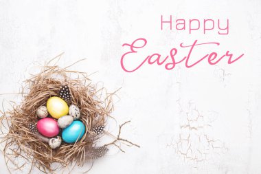 Beyaz ahşap zemin üzerinde Paskalya yumurtaları.