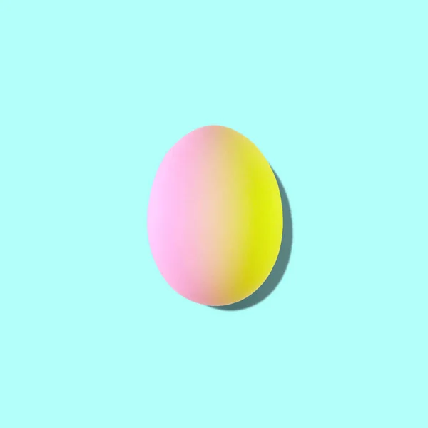 Пасхальное яйцо в дуотоновых цветах на бирюзовом фоне . — стоковое фото